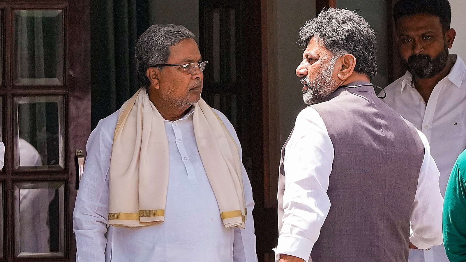 https://salarnews.in/public/uploads/images/newsimages/maannewsimage08112025_152508_DK Shivakumar with Siddaramaiah.webp